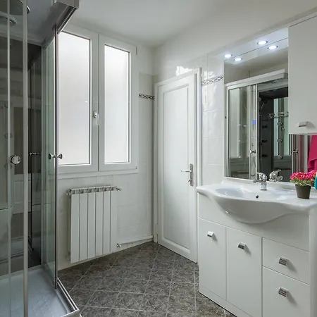 Canacci Stylish 2 Bedroom * Firenze